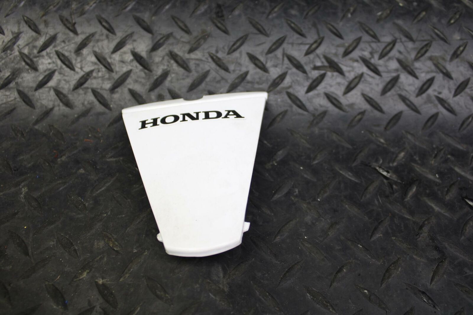 08 HONDA CBR125R WHITE CENTER REAR BACK TAIL FAIRING COVER TRIM COWLbb180