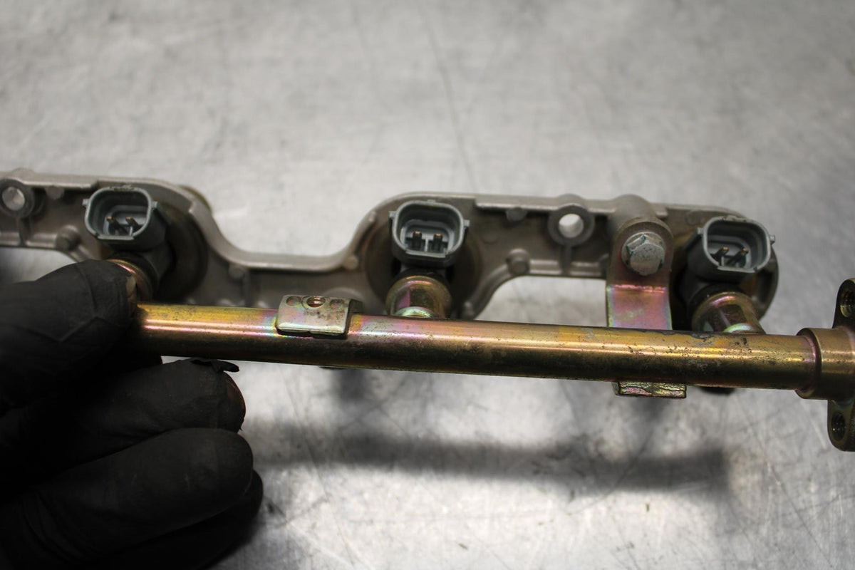 2006 Honda CBR600RR SECONDARY FUEL INJECTORS TOP AIRBOX GAS RAIL BB63