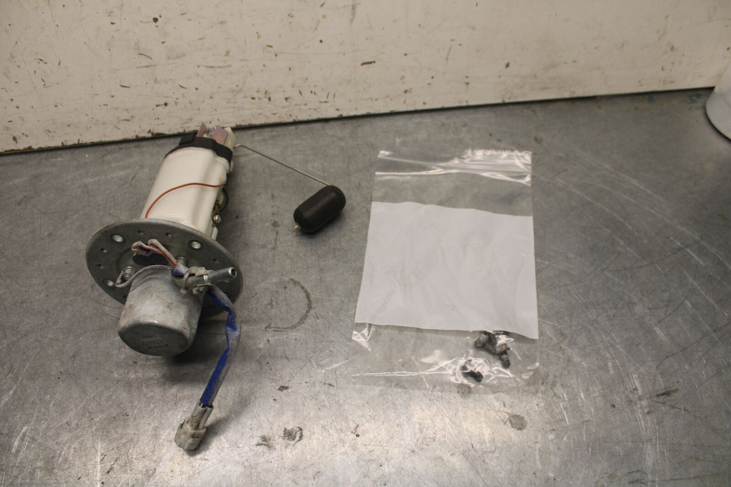 05-06 SUZUKI GSXR1000 FUEL PUMP GAS PETROL SENDER UNIT 15100-41G00 BB677