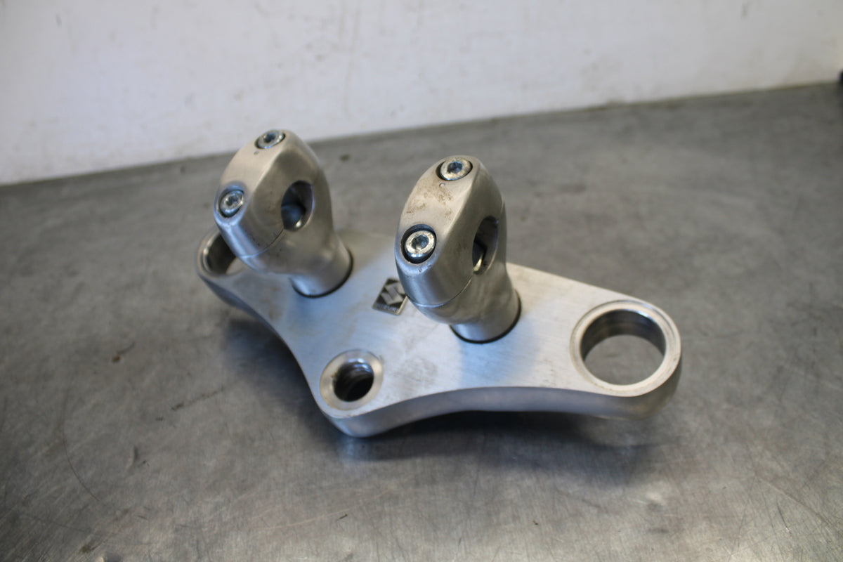 04 SUZUKI INTRUDER 800 FORKS UPPER TRIPLE TREE CLAMP BB758