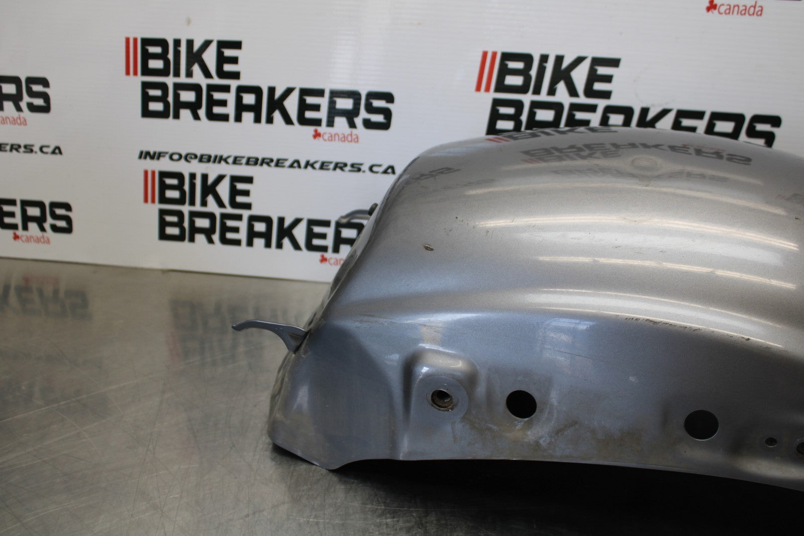 05 TRIUMPH ROCKET III REAR BACK WHEEL FENDER MUD GUARD BB186