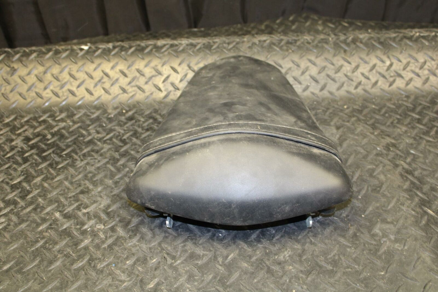 19 YAMAHA YZF R3 REAR BACK PASSENGER TANDEM SEAT PAD SADDLE PILLION BB177