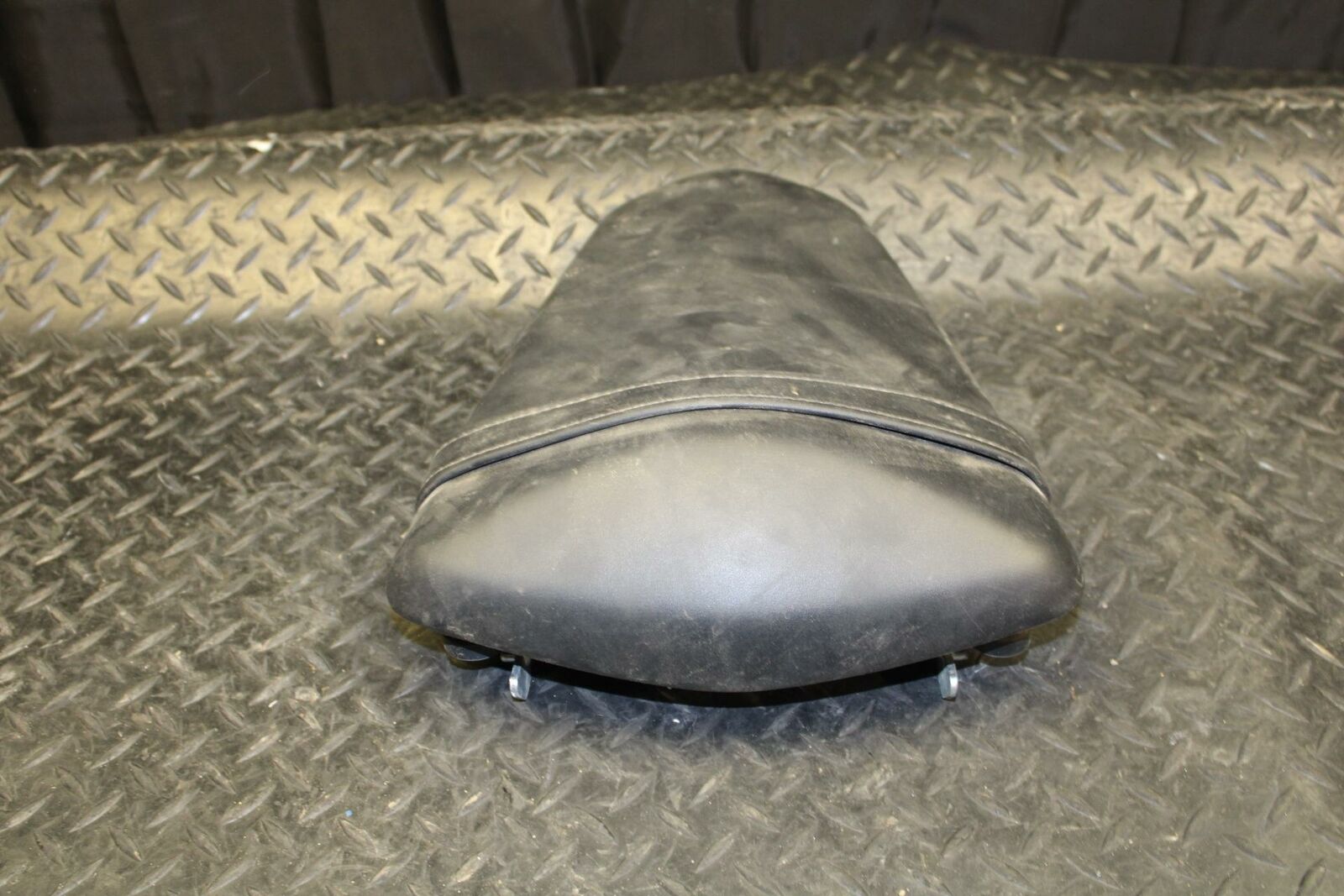 19 YAMAHA YZF R3 REAR BACK PASSENGER TANDEM SEAT PAD SADDLE PILLION BB177