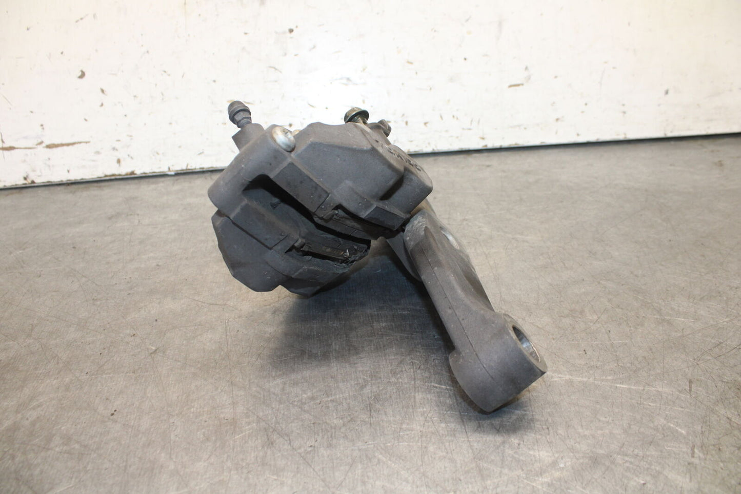 05-09 SUZUKI BOULEVARD C90 REAR BACK BRAKE CALIPER W MOUNT BRACKET BB692