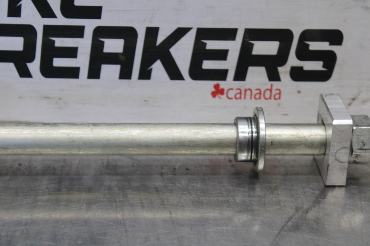 25 KAWASAKI Z900 REAR AXLE BACK WHEEL RIM PIVOT BOLT AXEL BB928