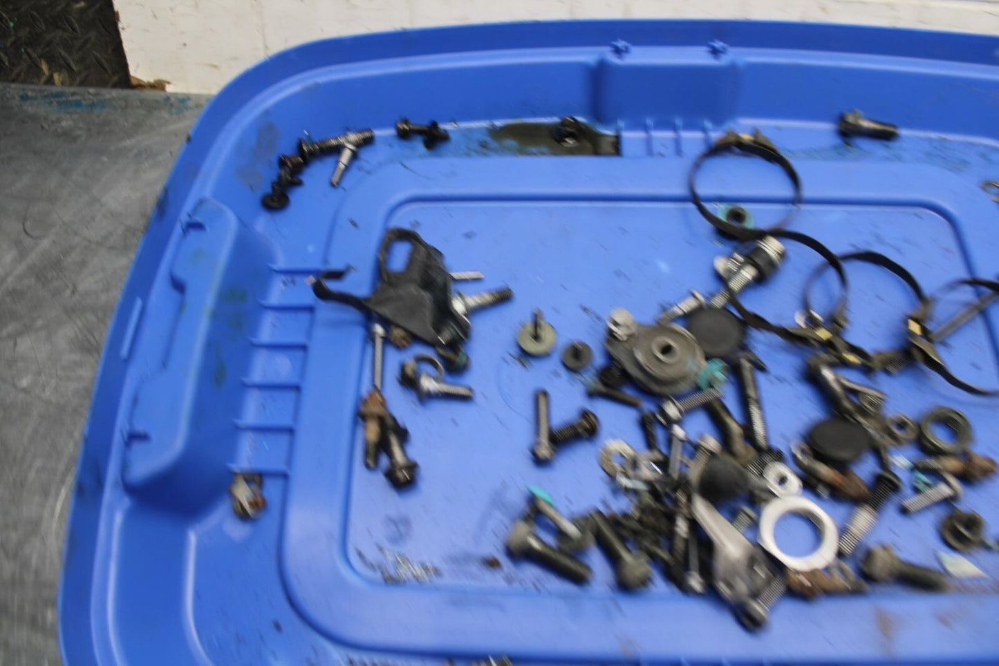 03-04 YAMAHA YZF R6  LEFTOVER MOUNTING BOLTS HARDWARE MOTOR SCREWS BB481