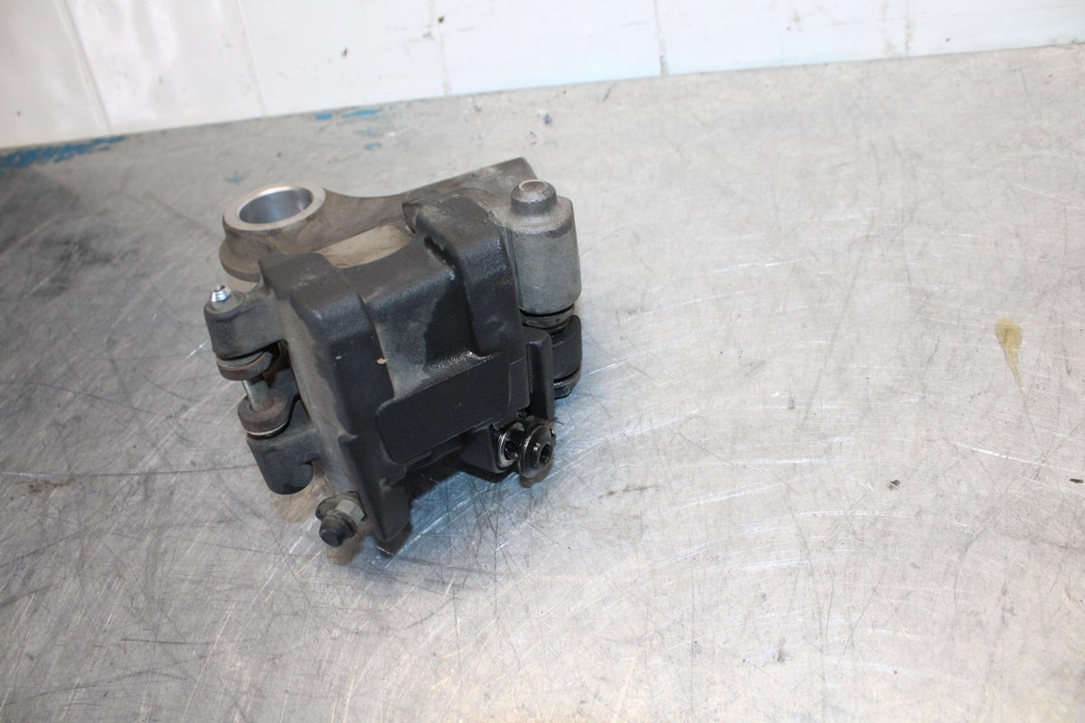 08-16 YAMAHA YZF R6 REAR  BRAKE CALIPER W MOUNT BRACKET 2C0-2580W-00-00 BB436