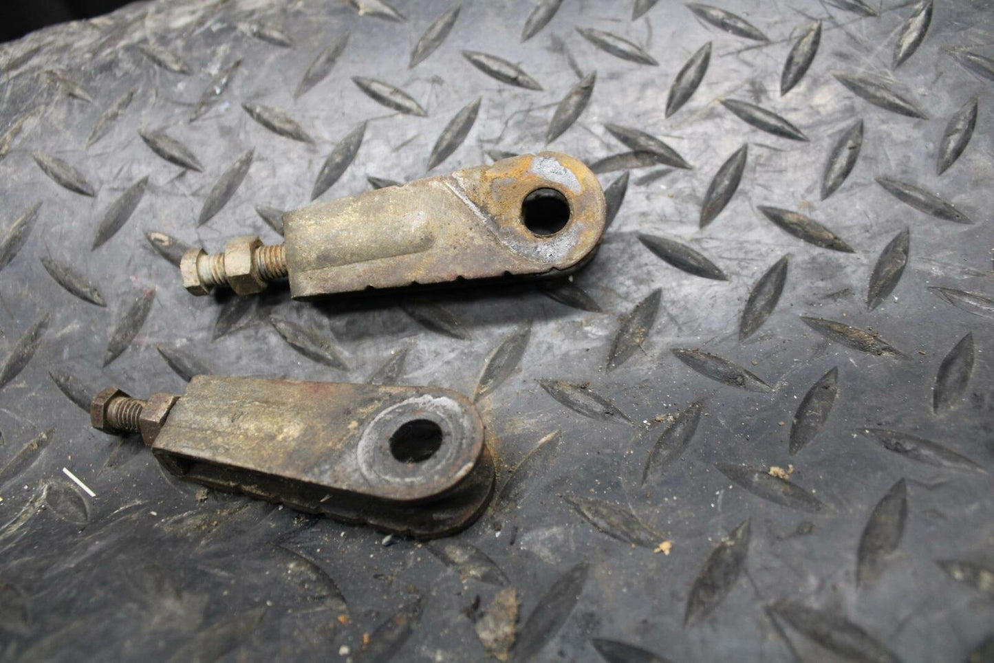 2004 Yamaha Banshee 350 YFZ350 MAIN DRIVE CHAIN ADJUSTER BB232
