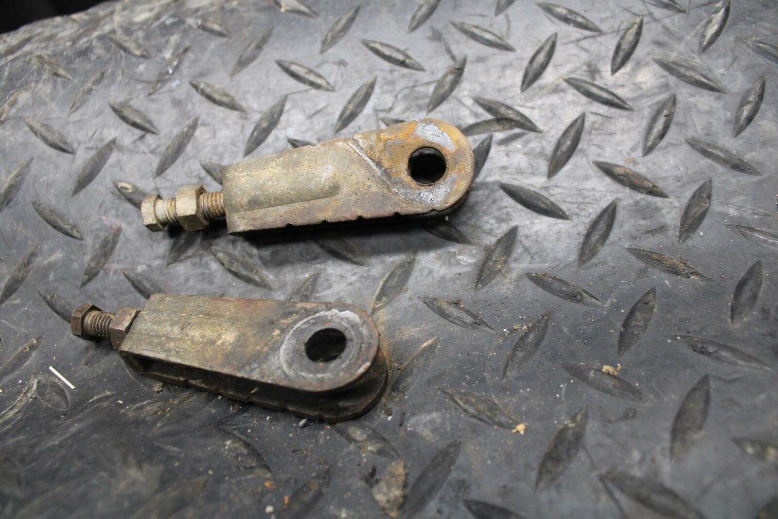 2004 Yamaha Banshee 350 YFZ350 MAIN DRIVE CHAIN ADJUSTER BB232