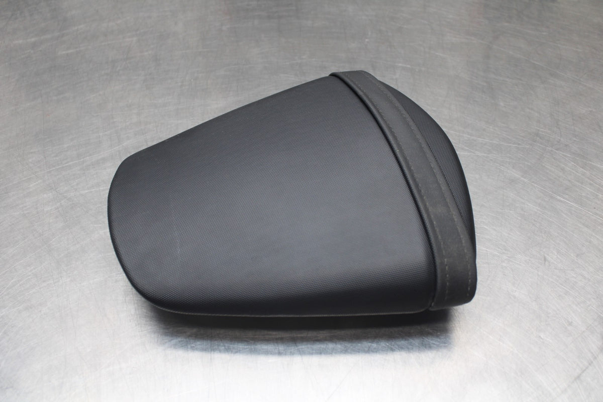 11-23 SUZUKI GSXR 600 REAR BACK PASSENGER TANDEM SEAT PAD SADDLE PILLION BB418