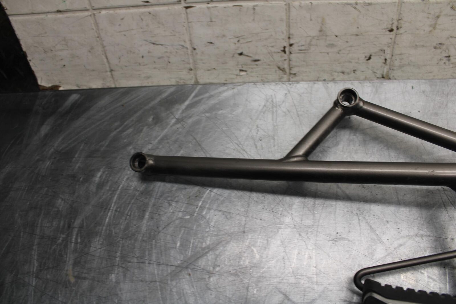 11-14 KAWASAKI VERSYS 650 LE 650C RIGHT REAR BACK PASSENGER PEG BB498