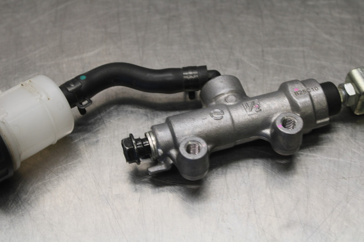 25 KAWASAKI Z900 REAR BACK BRAKE MASTER CYLINDER W RESERVOIR BB928