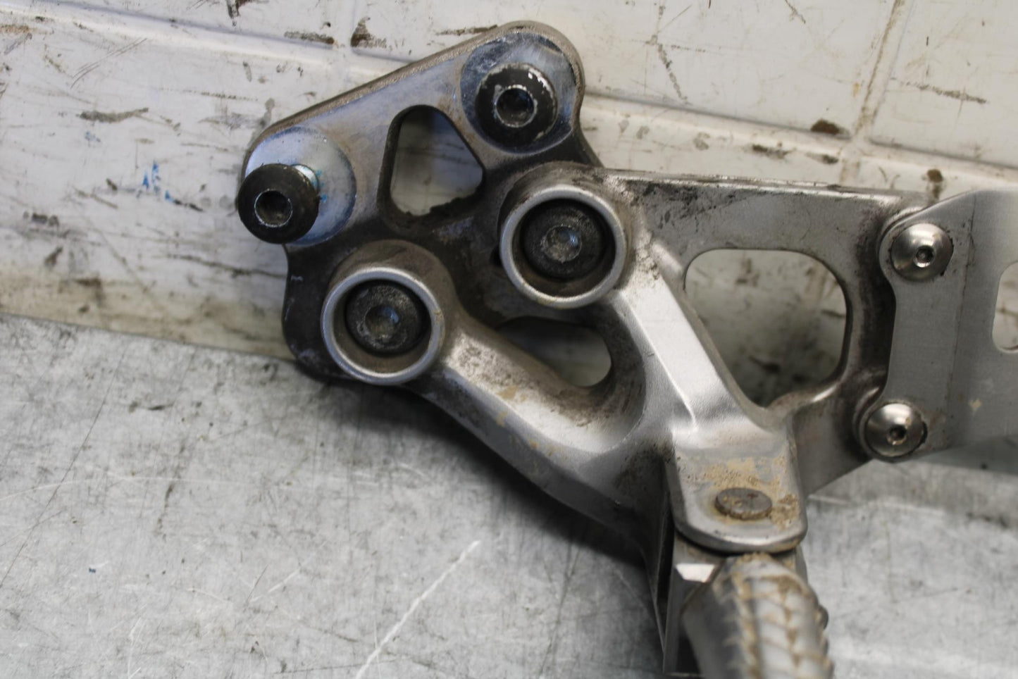 08-10 SUZUKI GSXR750 LEFT REARSET REAR SET DRIVER FOOT PEG REST STOP BB58