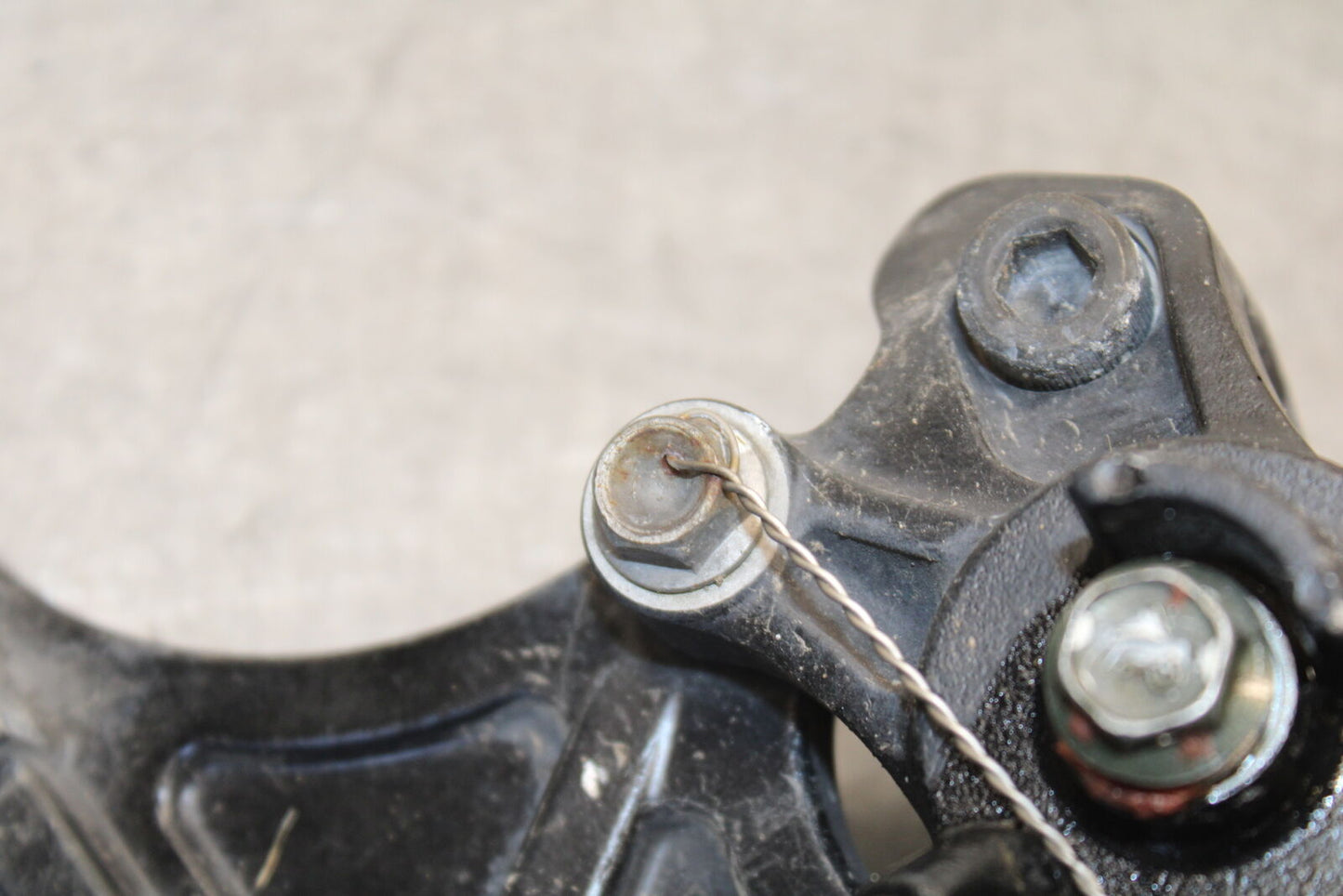 05-06 SUZUKI GSXR1000 REAR BACK BRAKE CALIPER W MOUNT BRACKET BB677