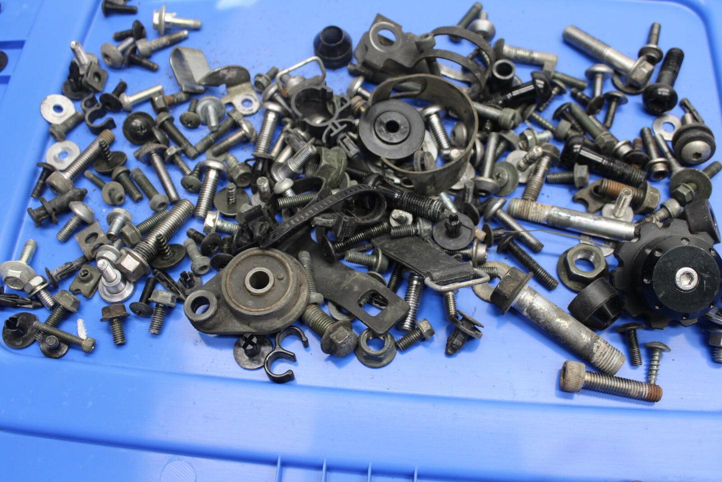 06 YAMAHA YZF R6 MOUNTING BOLTS HARDWARE MOTOR SCREWS BB716
