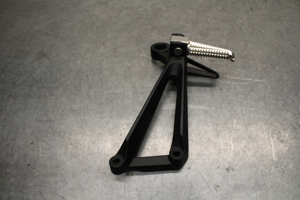 15-17 YAMAHA YZF R3 RIGHT REAR BACK PASSENGER PEG BB651
