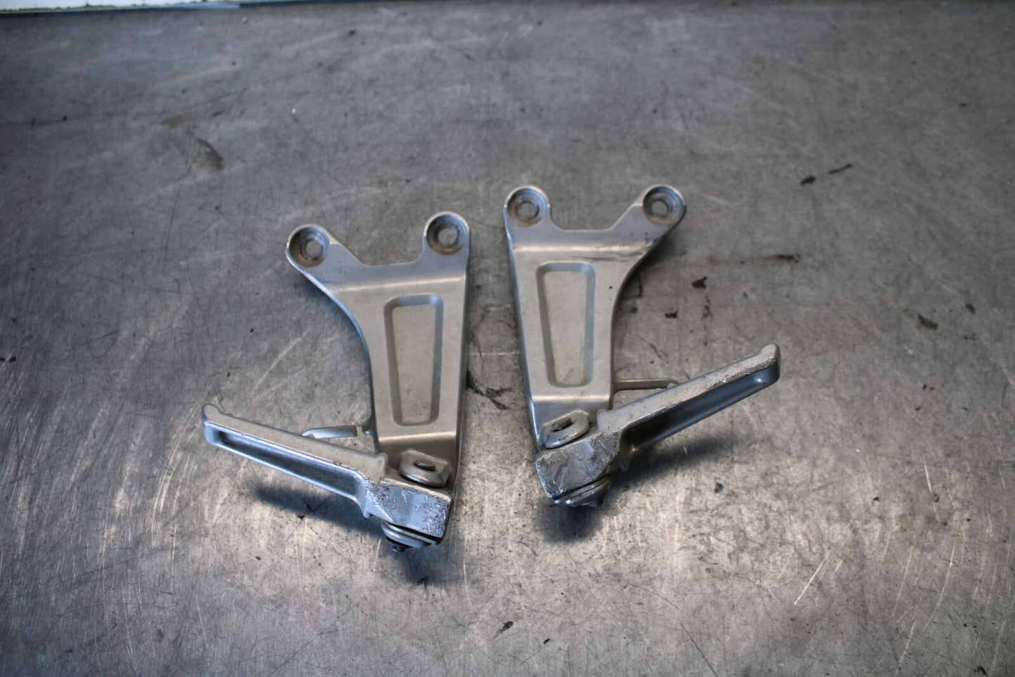 03-04 HONDA CBR600RR REAR BACK PASSENGER PEG SET PAIR BB661