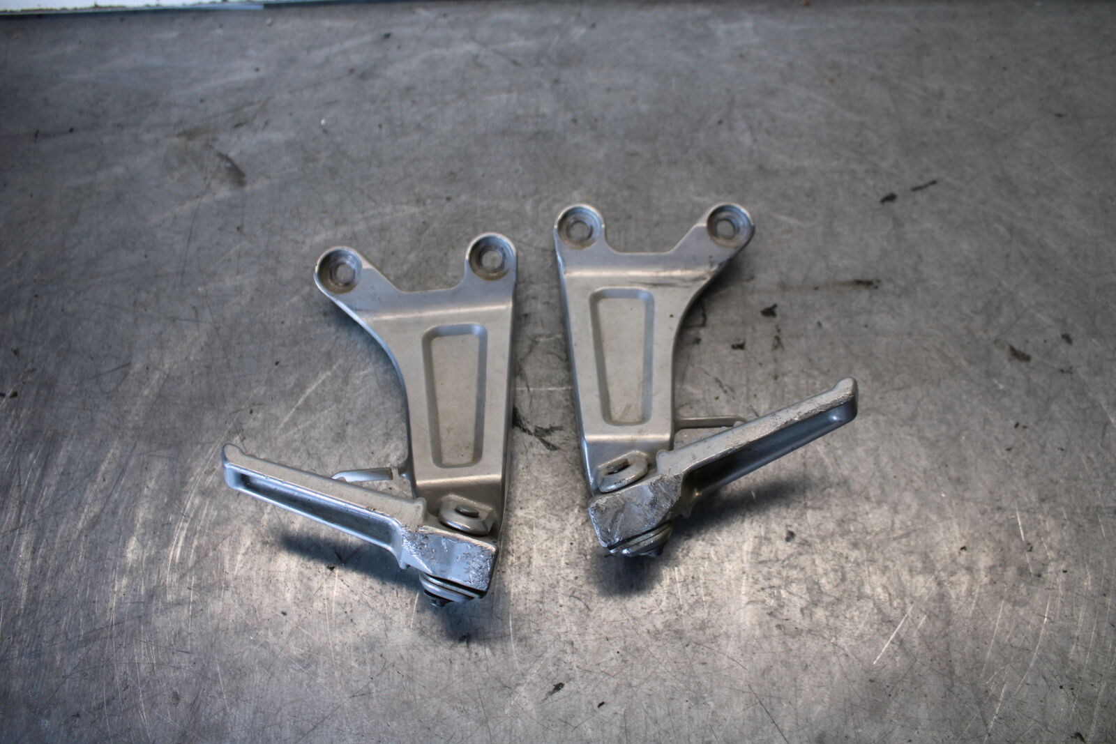 03-04 HONDA CBR600RR REAR BACK PASSENGER PEG SET PAIR BB661