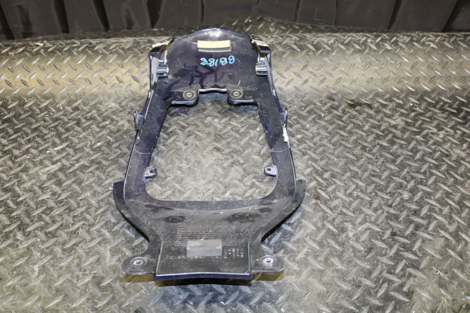 06-07 SUZUKI GSXR750 CENTER REAR BACK TAIL FAIRING COVER TRIM COWL BB188