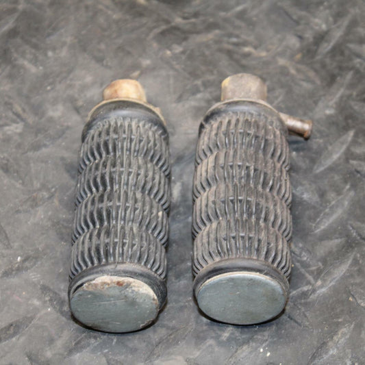 78 SUZUKI GS550E REAR BACK PASSENGER PEG SET PAIR BB212