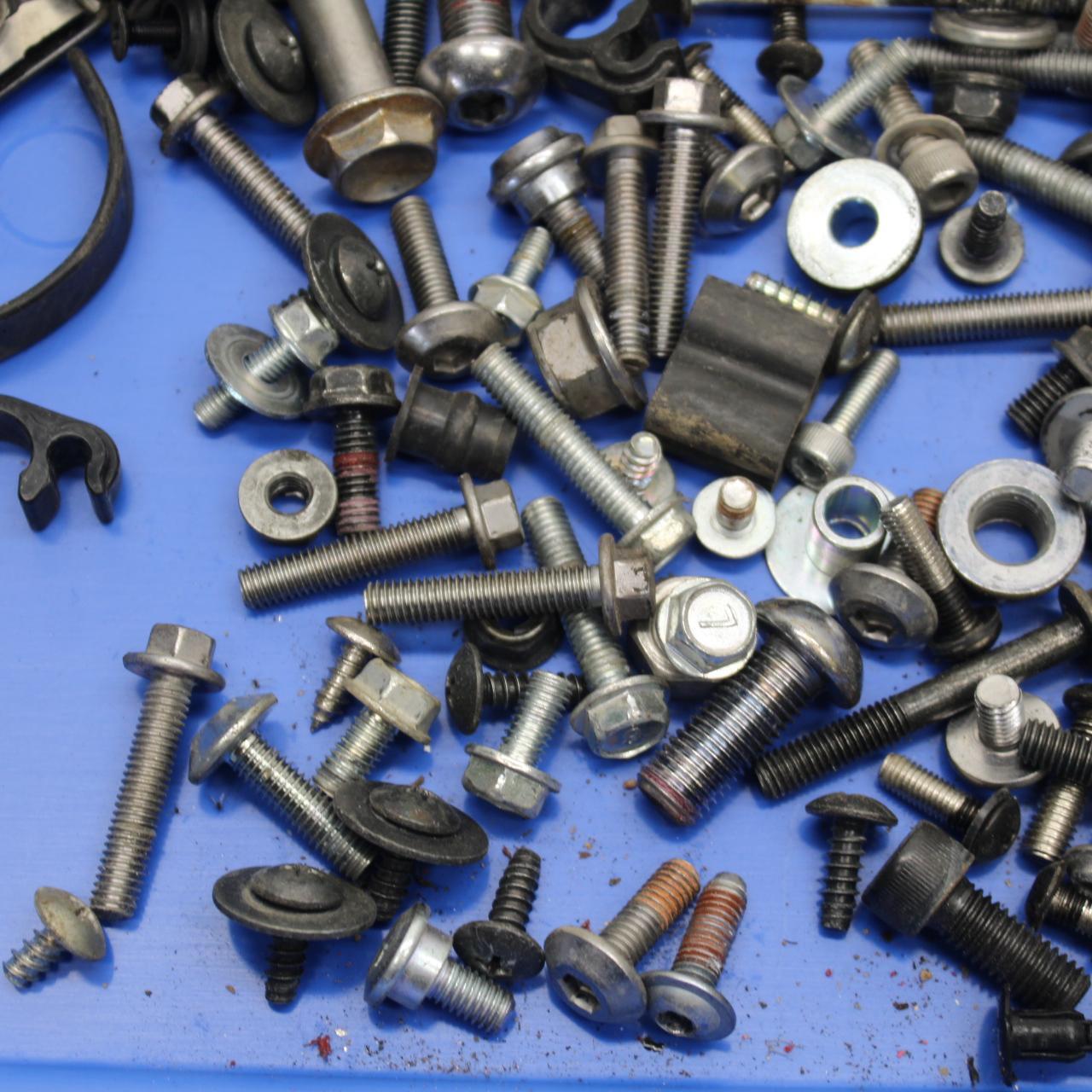 21 KAWASAKI NINJA ZX6R MISCELLANEOUS MOUNTING BOLTS HARDWARE MOTOR SCREWS BB647