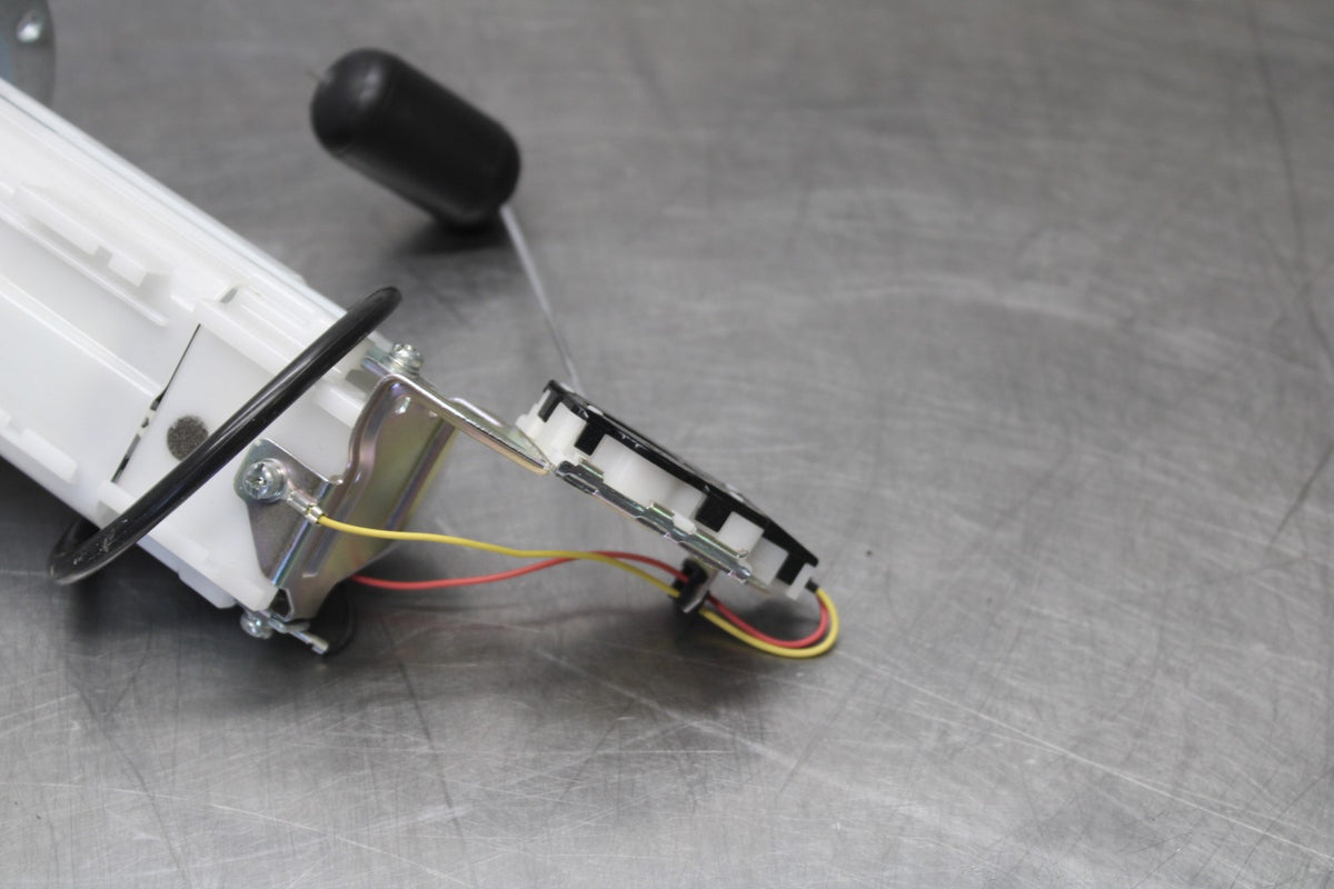 15-26 SUZUKI GSXR600 FUEL PUMP GAS PETROL SENDER UNIT BB888