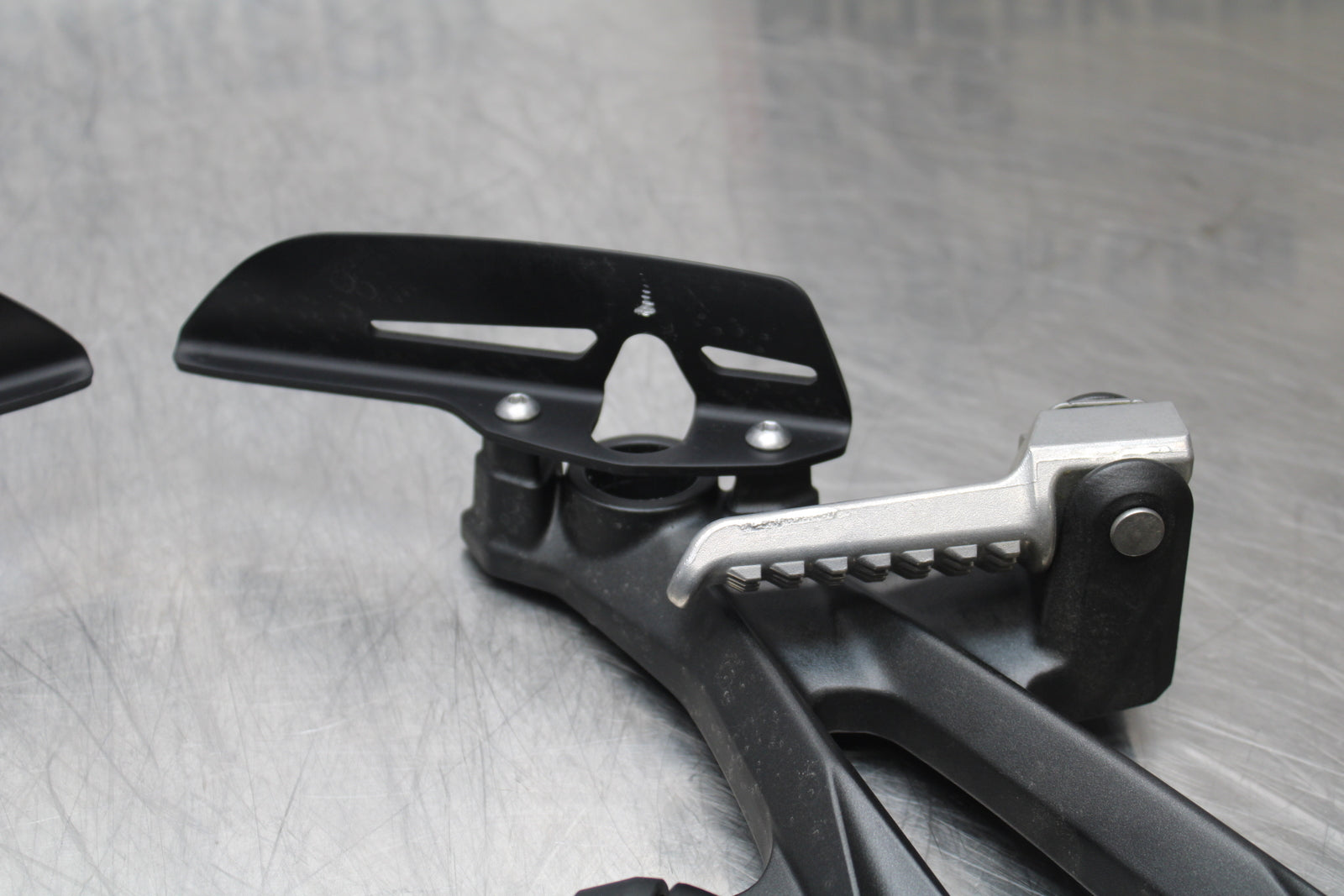 23-24 KAWASAKI NINJA ZX14R REAR BACK PASSENGER PEG SET PAIR BB153