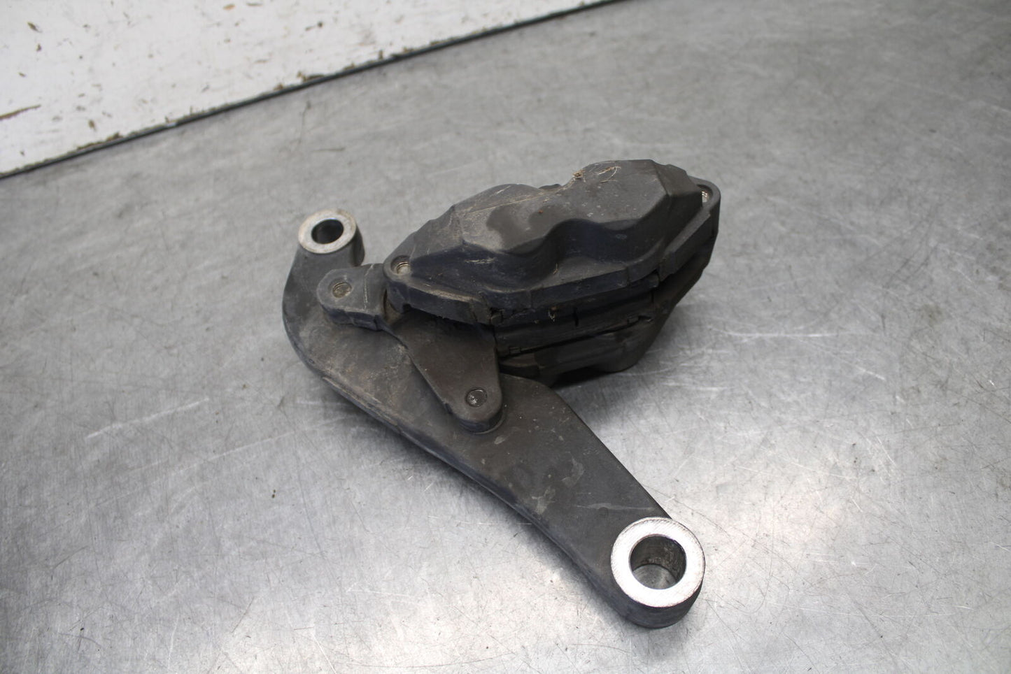 05-09 SUZUKI BOULEVARD C90 REAR BACK BRAKE CALIPER W MOUNT BRACKET BB692