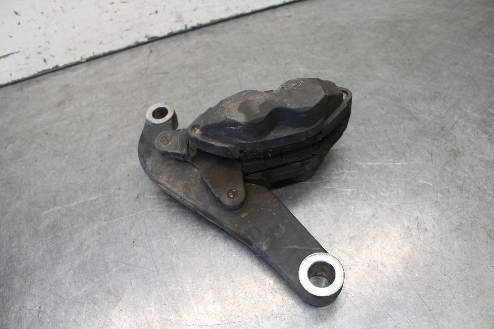 05-09 SUZUKI BOULEVARD C90 REAR BACK BRAKE CALIPER W MOUNT BRACKET BB692