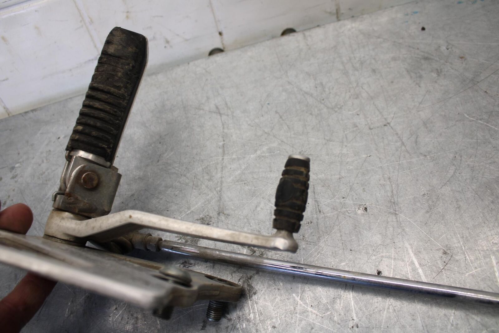 91-92 SUZUKI GSXR1100 GSXR 1100M LEFT REARSET REAR SET FOOT PEG W SHIFTER BB435