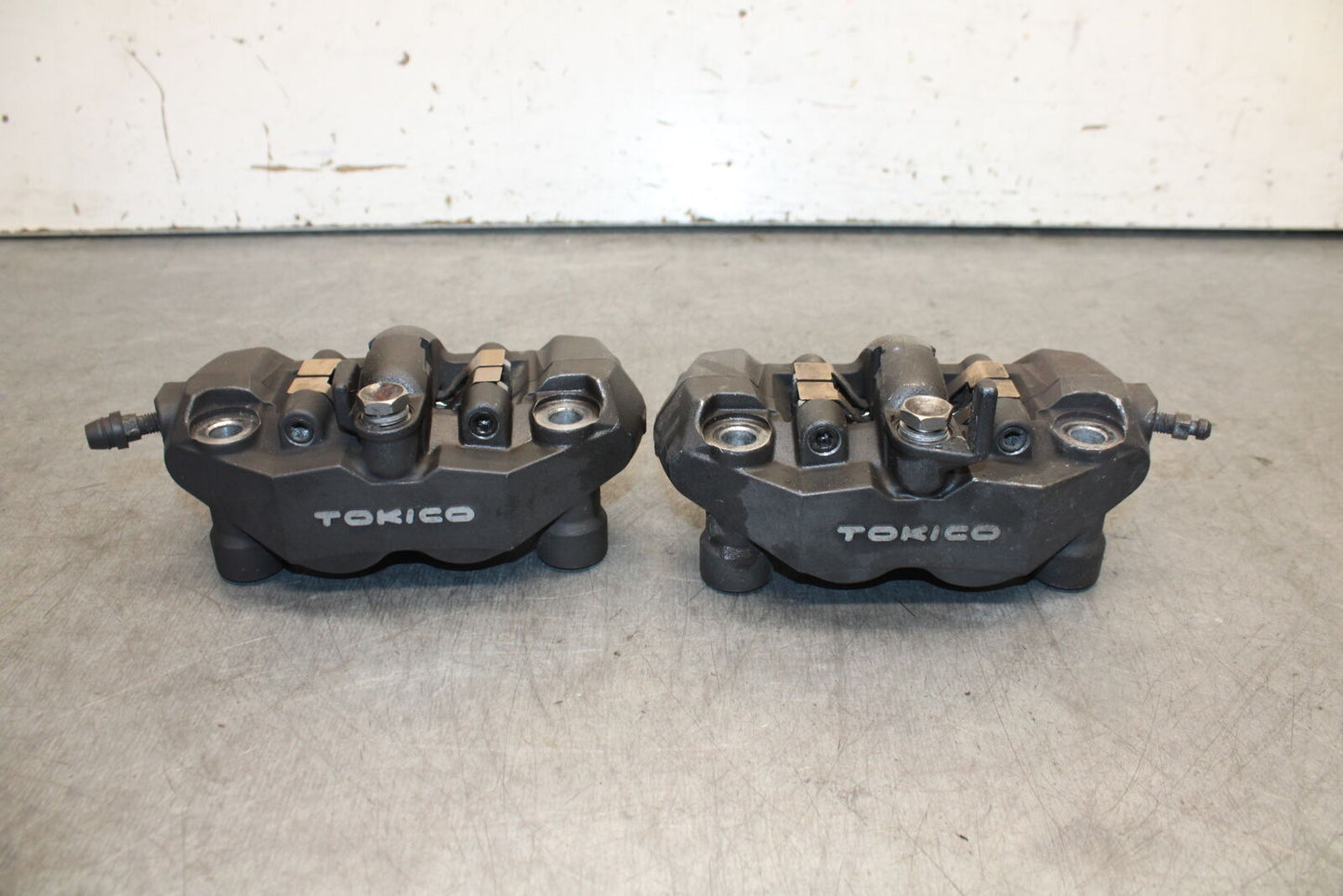 05-06 SUZUKI GSXR1000 RIGHT LEFT FRONT BRAKE CALIPER SET PAIR CALIPERS BB677