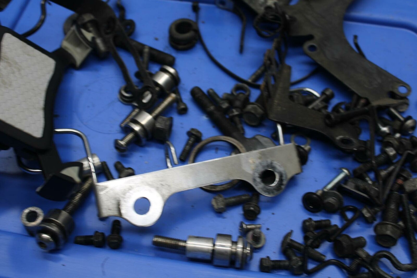 06-21 KAWASAKI VULCAN 900 BOLTS HARDWARE MOTOR SCREWS BB363