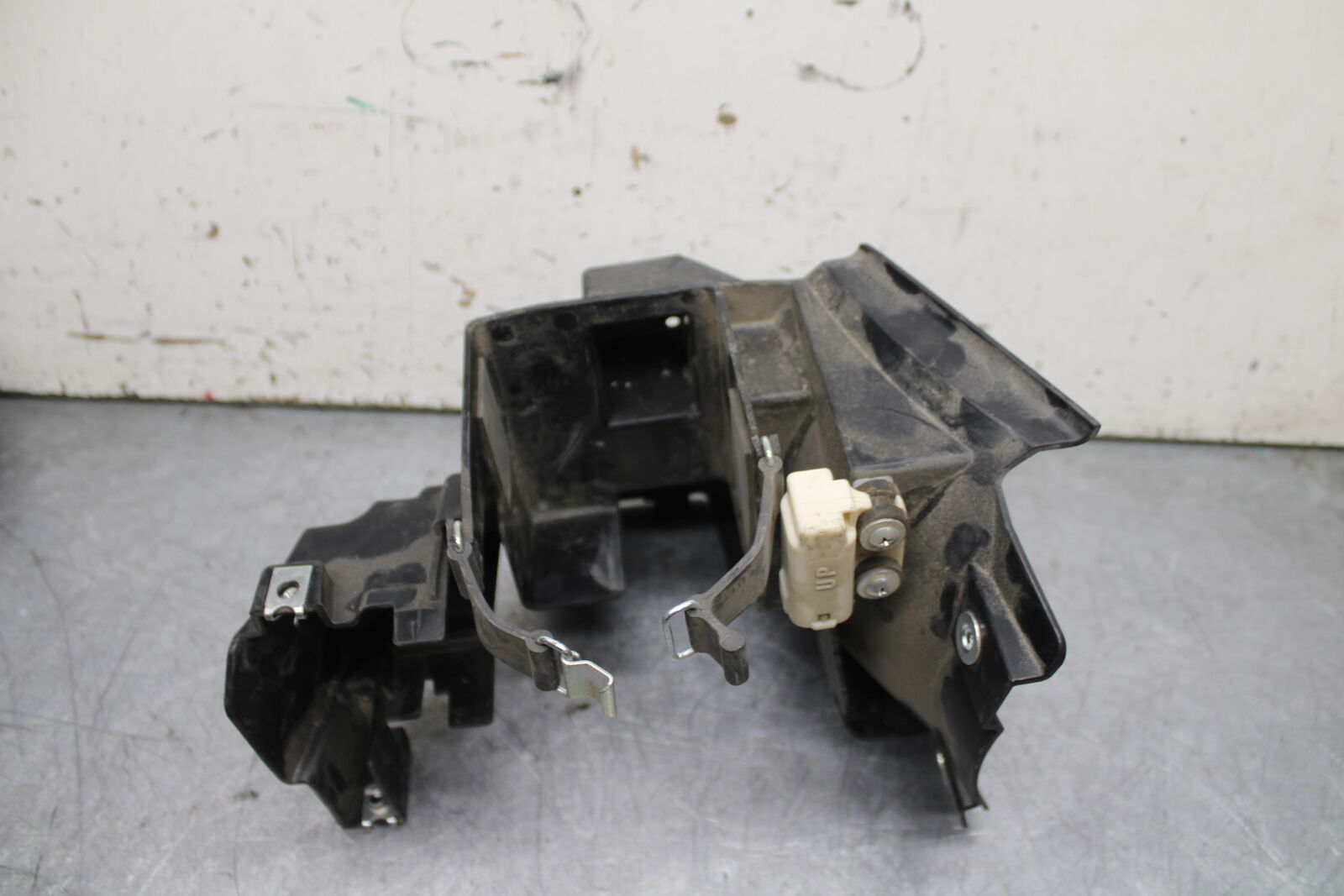 17-24 YAMAHA BOLT XVS950 BATTERY TRAY BOX HOLDER BB729