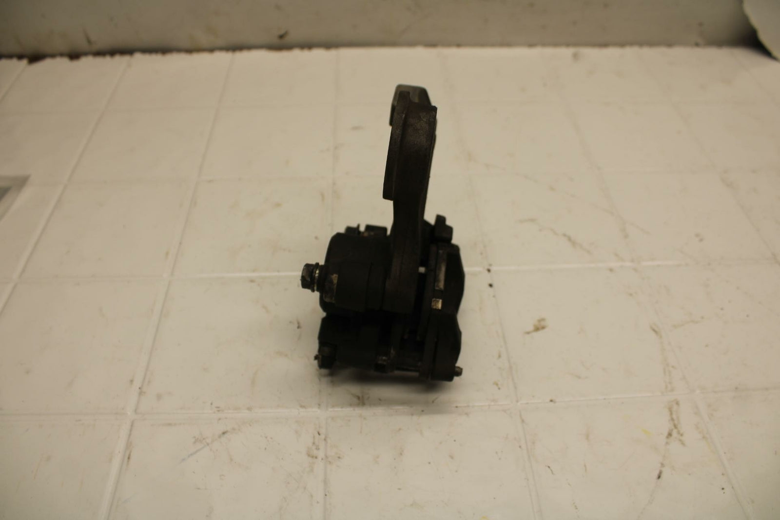 08-16 YAMAHA YZF R6 REAR BACK BRAKE CALIPER W MOUNT BRACKET BB406