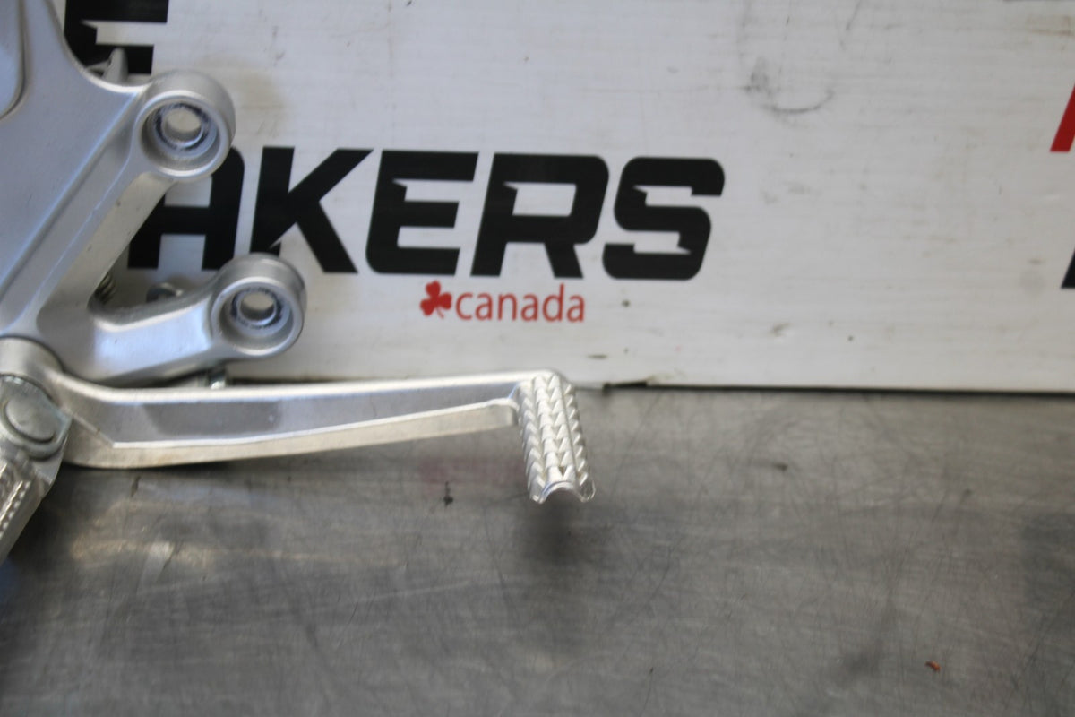 05 SUZUKI GSXR600 RIGHT REARSET REAR SET DRIVER FOOT PEG REST STOP BB329