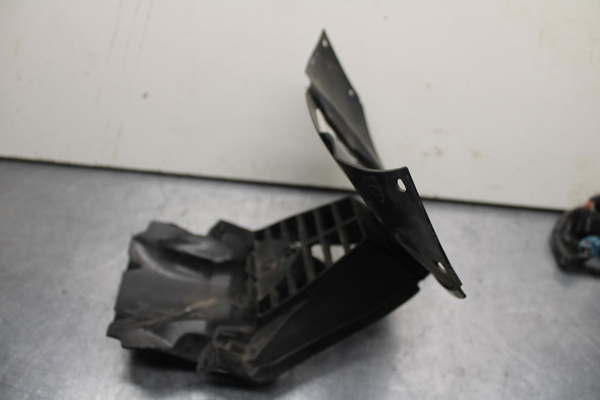 2007 Yamaha YZF R6 FRONT CENTER COWL FAIRING BB80
