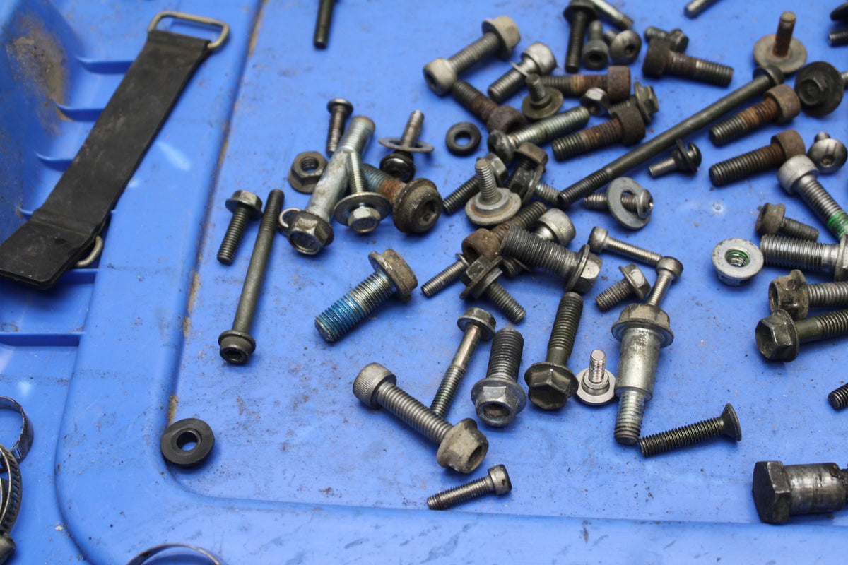 00 SUZUKI GSXR750 BOLTS HARDWARE MOTOR SCREWS BB820