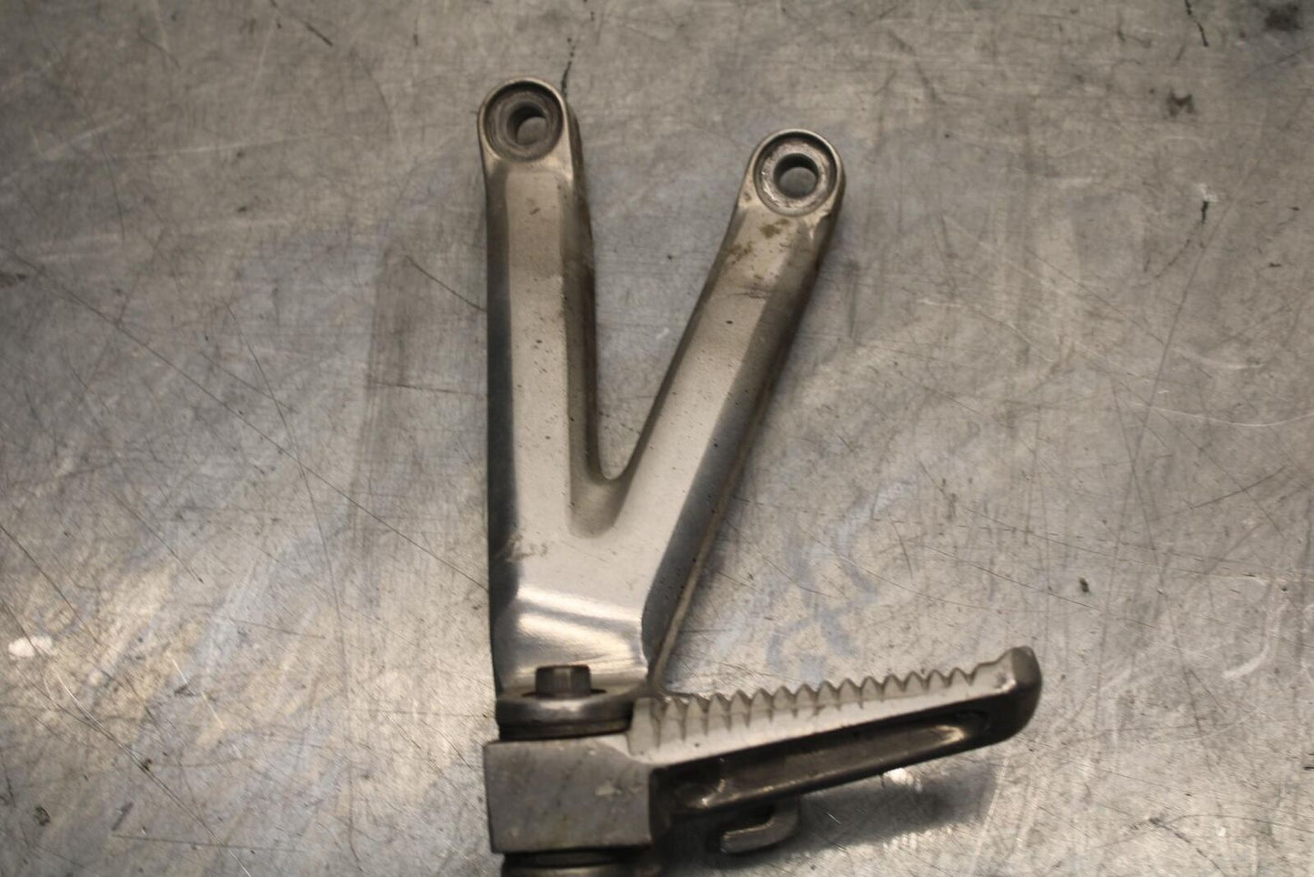 2000 Yamaha YZF R6 REAR BACK PASSENGER PEG SET PAIR 5EB-27430-00-00 BB558