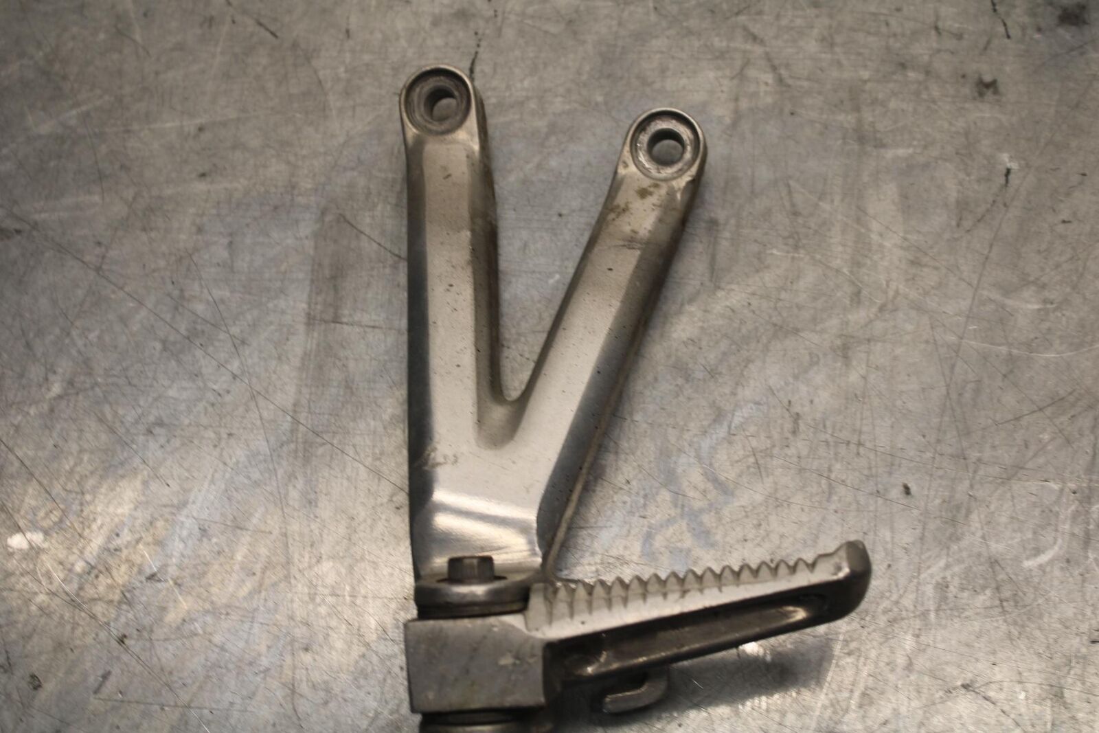 2000 Yamaha YZF R6 REAR BACK PASSENGER PEG SET PAIR 5EB-27430-00-00 BB558