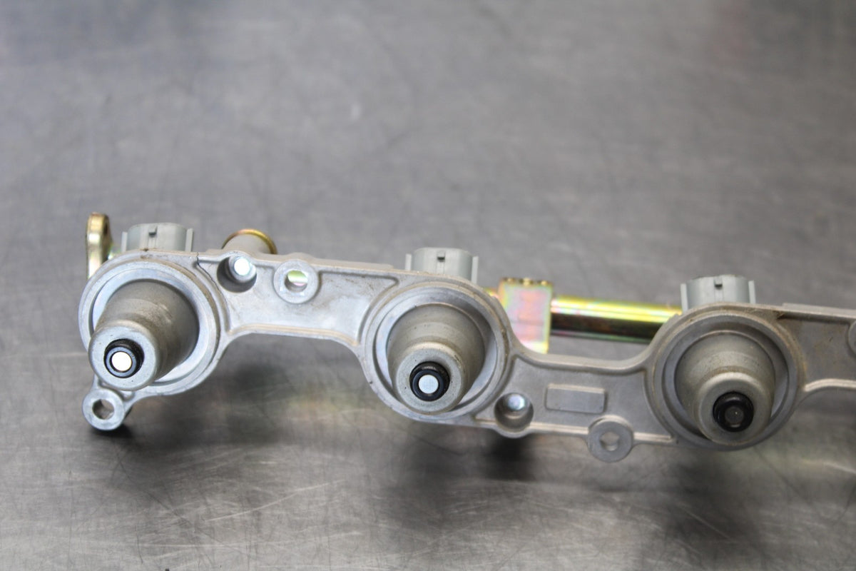 05-06 HONDA CBR600RR SECONDARY FUEL INJECTORS TOP AIRBOX GAS RAIL BB893
