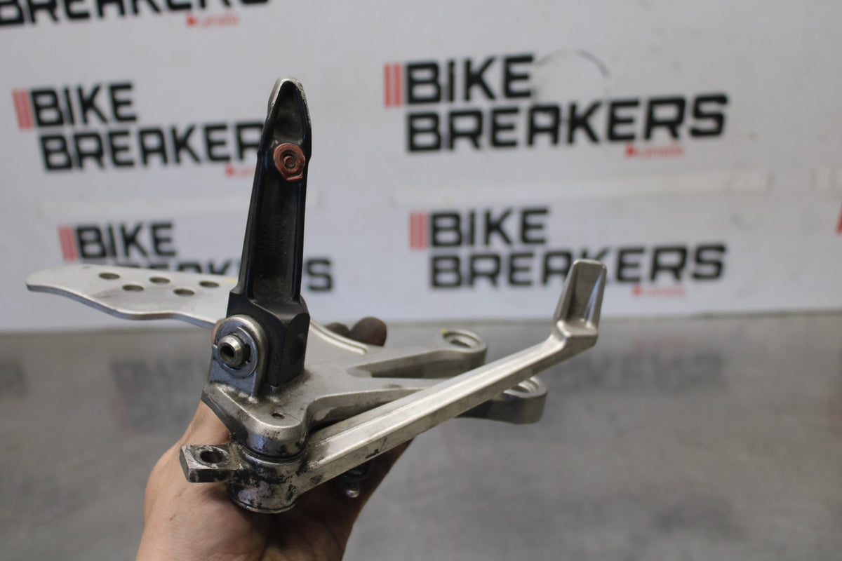 04-05 KAWASAKI NINJA ZX10R RIGHT REARSET REAR SET DRIVER FOOT PEG STOP BB931