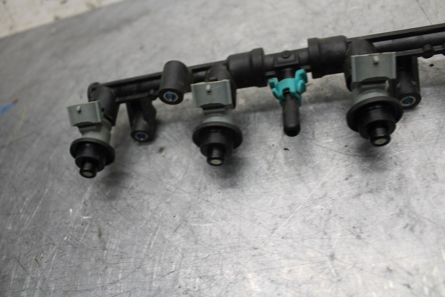 2007 Honda CBR600RR SECONDARY FUEL INJECTORS TOP AIRBOX GAS RAIL  BB42
