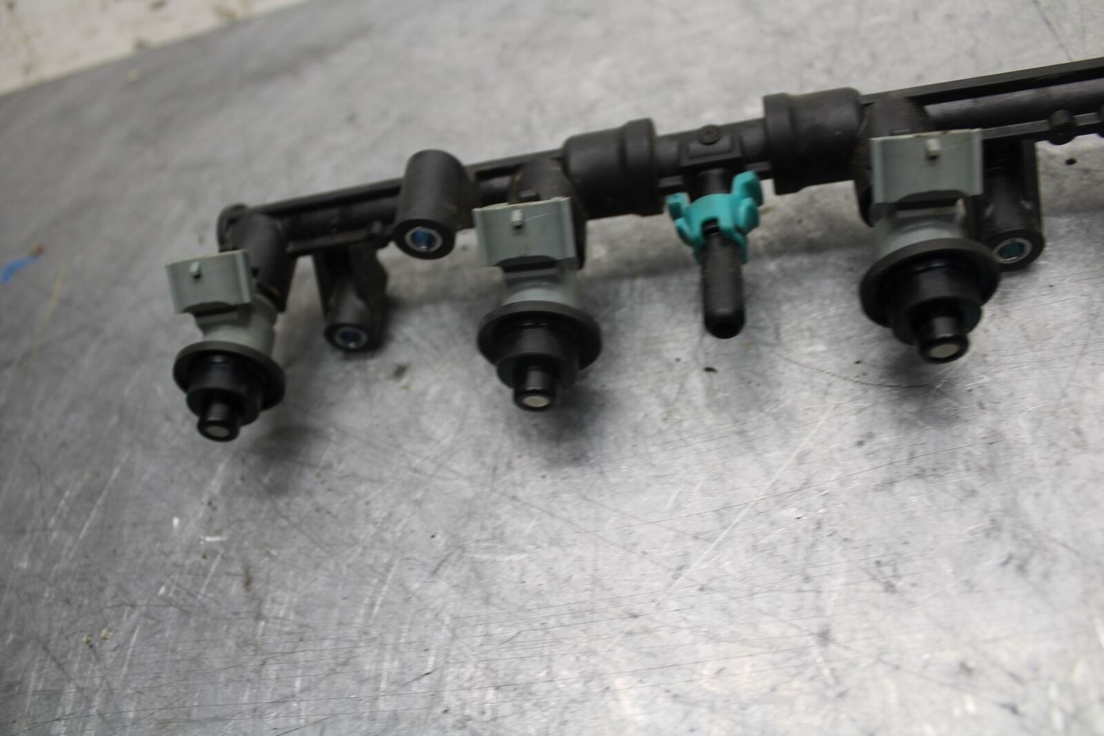 2007 Honda CBR600RR SECONDARY FUEL INJECTORS TOP AIRBOX GAS RAIL  BB42