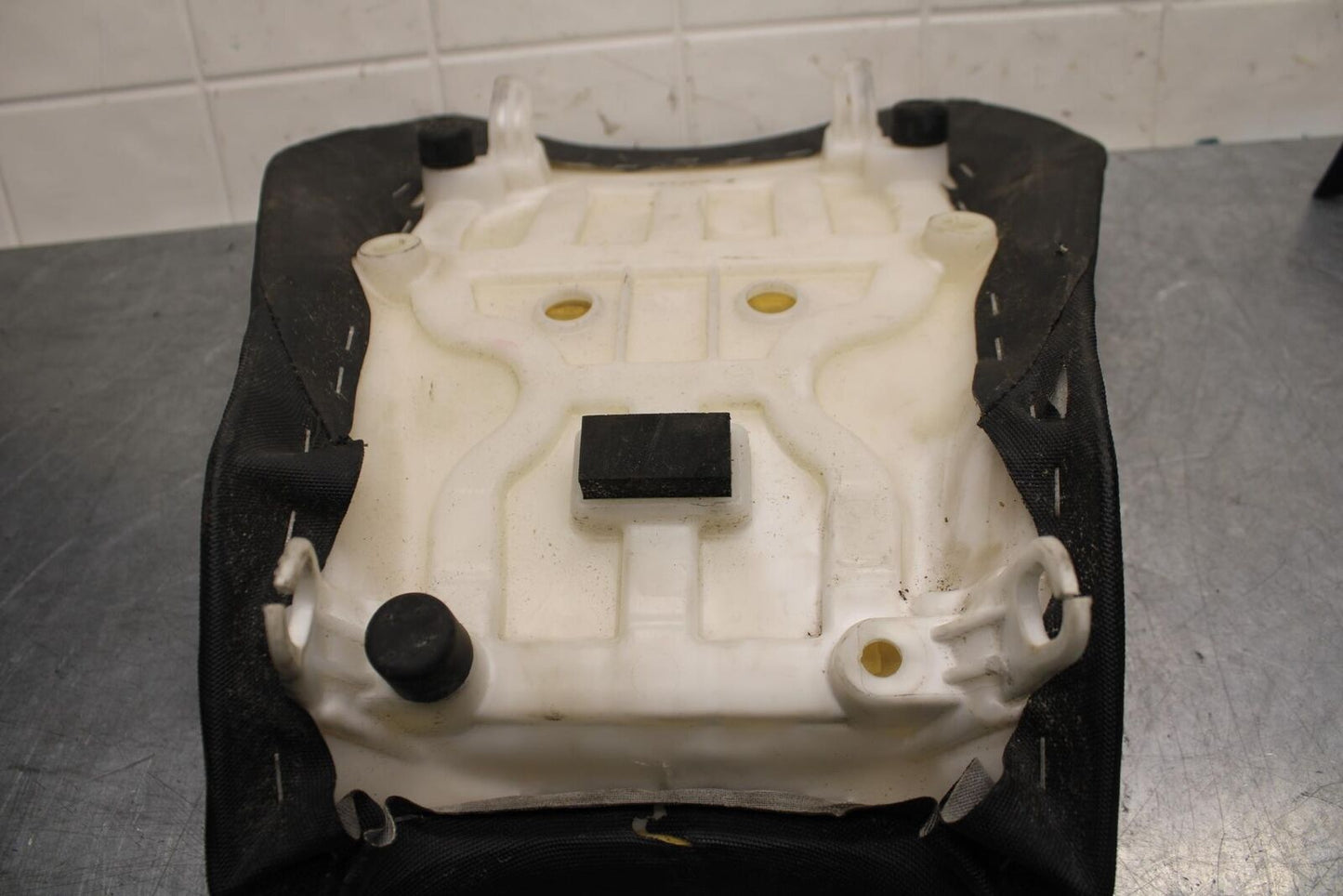 11-22 SUZUKI GSXR600 FRONT DRIVERS SEAT BB582