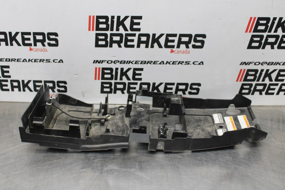 08-16 YAMAHA YZF R6 REAR BACK TAIL UNDERTAIL BATTERY TRAY PLASTIC BB856