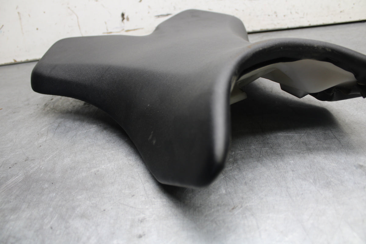 04-06 YAMAHA YZF R1 FRONT DRIVERS SEAT PAD SADDLE PILLION 5VY-24710-00-00 BB659
