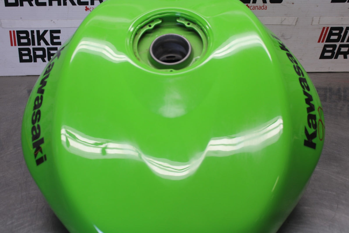 04-05 KAWASAKI NINJA ZX10R GAS TANK FUEL CELL PETROL RESERVOIR BB931