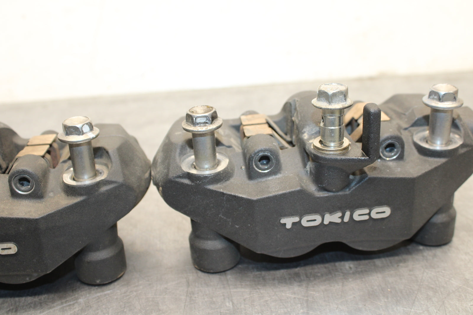 09 SUZUKI GSXR600 RIGHT LEFT FRONT BRAKE CALIPER SET PAIR CALIPERS BB759