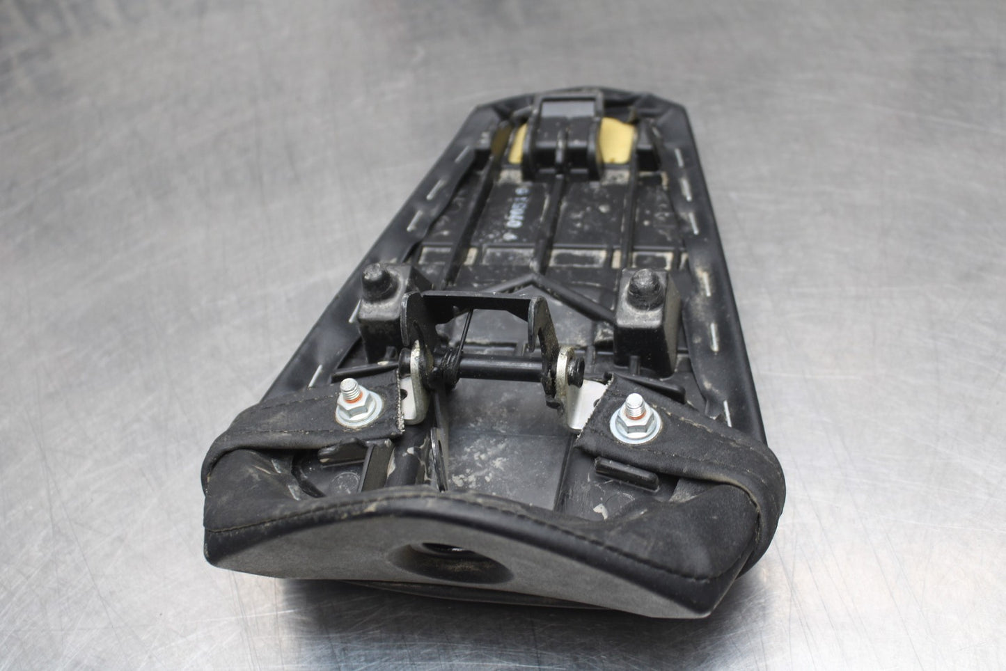 22-25 YAMAHA YZF R7 REAR BACK PASSENGER TANDEM SEAT PAD SADDLE PILLION BB769