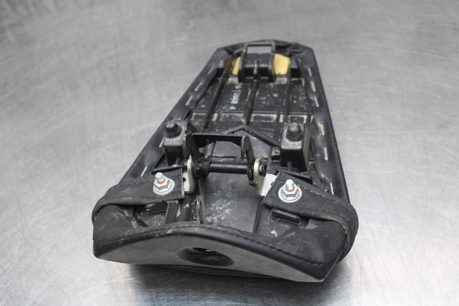 22-25 YAMAHA YZF R7 REAR BACK PASSENGER TANDEM SEAT PAD SADDLE PILLION BB769